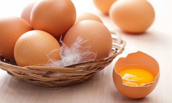 Cách phân biệt trứng gà thật và giả