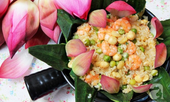 Cách làm cơm gà hấp lá sen ngon cho ngày cuối tuần