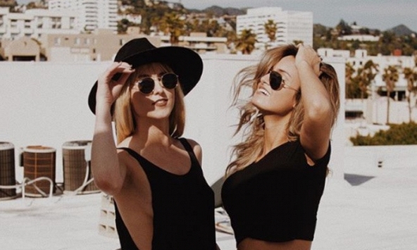 2 người mẫu nữ tốc áo, khoe trọn vòng 1 trên truyền hình vì muốn gây quỹ ung thư vú