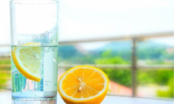 Lợi ích không ngờ từ việc uống nước chanh ấm vào buổi sáng
