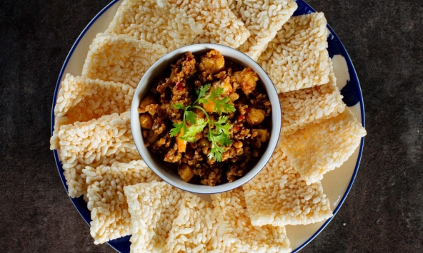 Cơm nguội chiên giòn, ngon nhức nhối