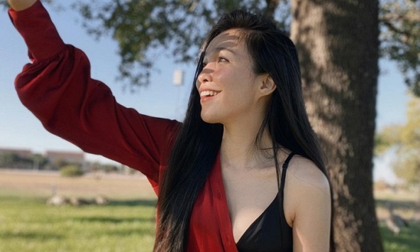 Cùng bộ trang phục, ca sĩ Hiền Thục từ một nhân viên công sở trở thành cô nàng bốc lửa ở quán bar