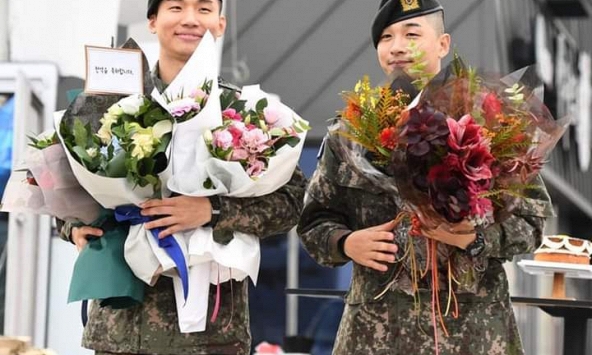 Hàng nghìn fan hâm mộ chào đón Taeyang, Daesung xuất ngũ bất chấp cái lạnh 1,3 độ C