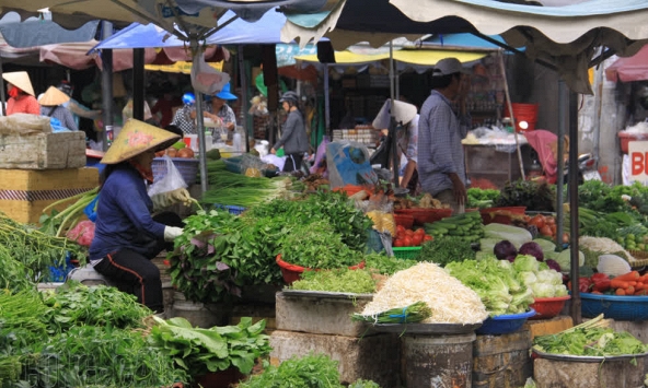 Rau xanh và cá biển đồng loạt tăng giá do mưa bão