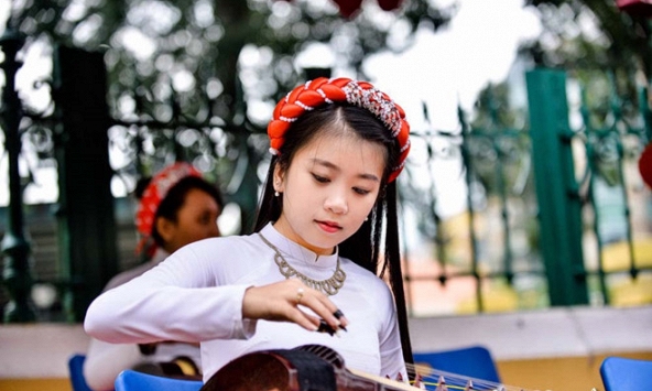 Lộ diện nữ sinh chơi đàn trước Bưu điện TP.HCM