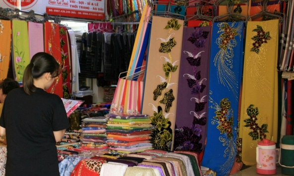 Thị trường quà tặng 20/11 bắt đầu nhộn nhịp