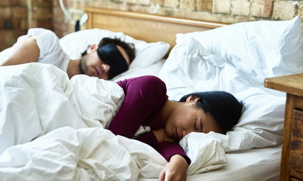 Tại sao mặt bạn luôn bị nổi mụn mỗi khi ngủ ở nhà “người ấy”?
