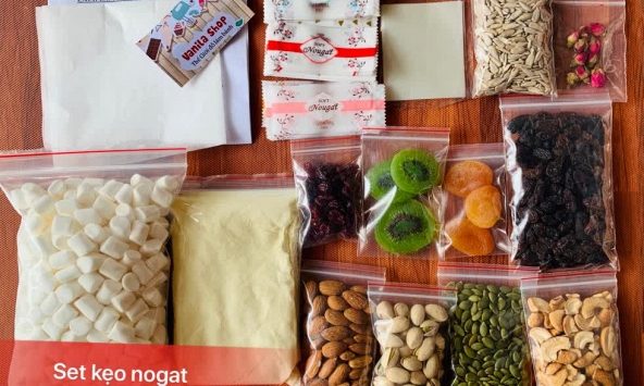 Bánh kẹo 'nhà làm' giá gần cả triệu đồng/kg vẫn hút khách mua ăn Tết
