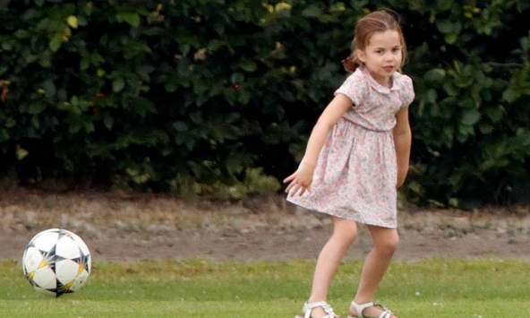 Gucci tái xuất váy công chúa Charlotte