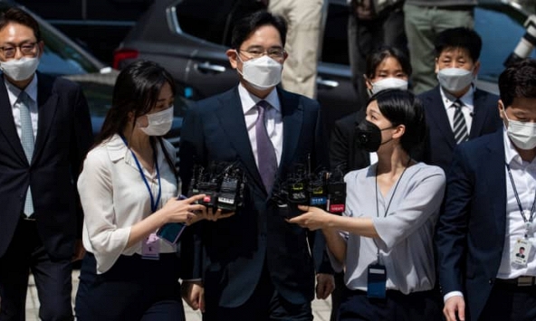 Cổ phiếu Samsung lao dốc sau khi 'thái tử' Lee bị tuyên án hơn 2 năm tù