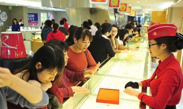 Giá vàng SJC tăng thêm 100.000 đồng mỗi lượng 