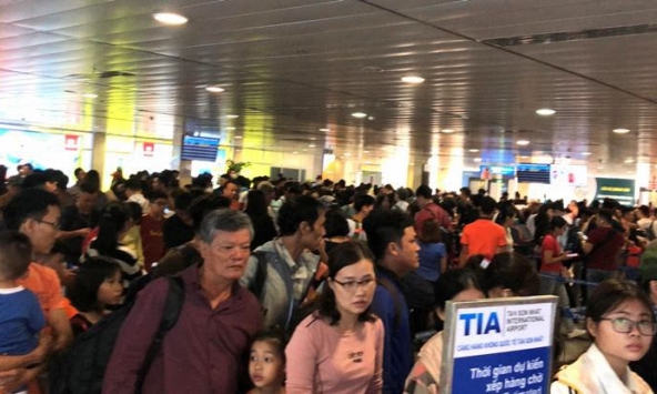 Biển người chen chân về quê ăn Tết ở sân bay Tân Sơn Nhất