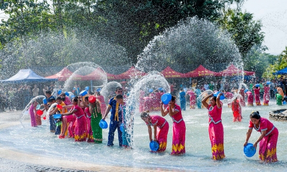 Lễ hội té nước đón năm mới ở một số quốc gia Đông Nam Á