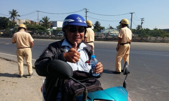 Đang về quê ăn Tết, người đi đường bất ngờ bị CSGT 'tuýt còi' để tặng nước suối