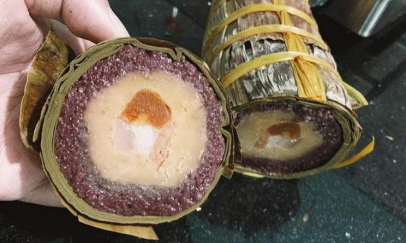 Một cặp bánh tét nhân lạ gần nửa triệu đồng