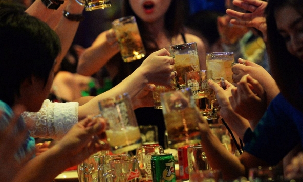 Bloomberg: Doanh số bia của Việt Nam giảm ít nhất 25% sau Nghị định 100