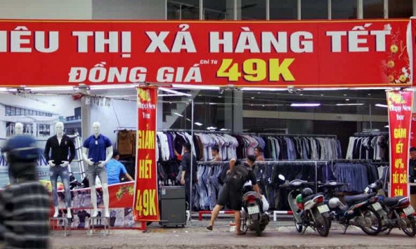 Hàng thời trang xả kho, sale off, giảm giá sốc... cuối năm