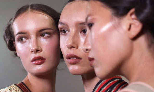 Cách dưỡng da ẩm từ bên trong, bạn không cần đến mười bước

