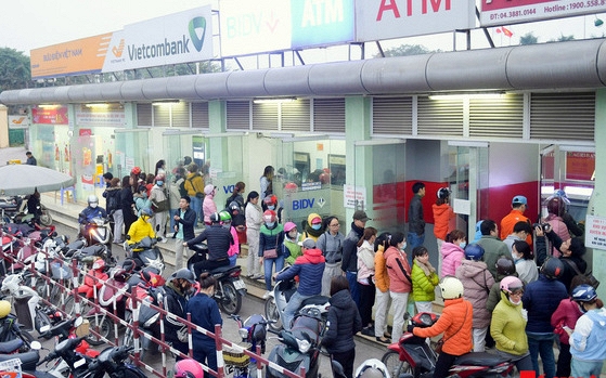 Hàng loạt ATM 'nghỉ Tết' sớm, người dân chạy 'thục mạng' khắp nơi chờ rút tiền