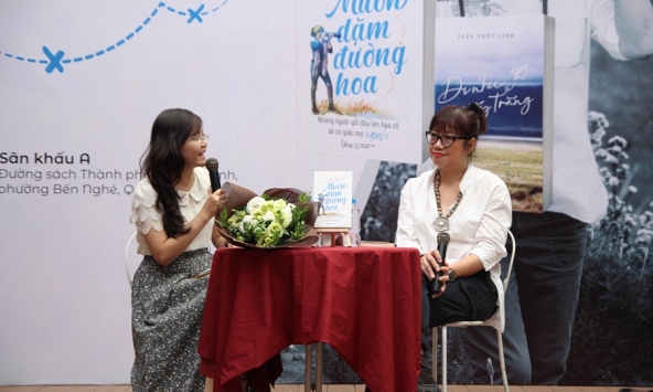 Họa sĩ Trần Thùy Linh ra mắt cuốn sách muôn dặm đường hoa