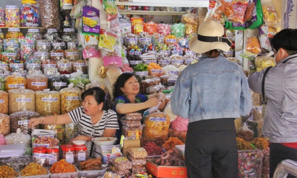 Tăng giá gần gấp đôi so với năm ngoái, mứt Tết vẫn được tiêu thụ mạnh

