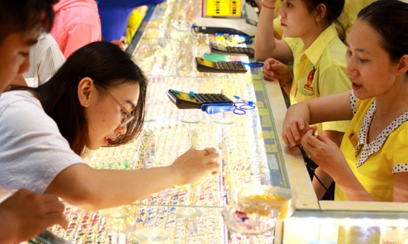 Vàng lặn sóng ngày cuối tuần