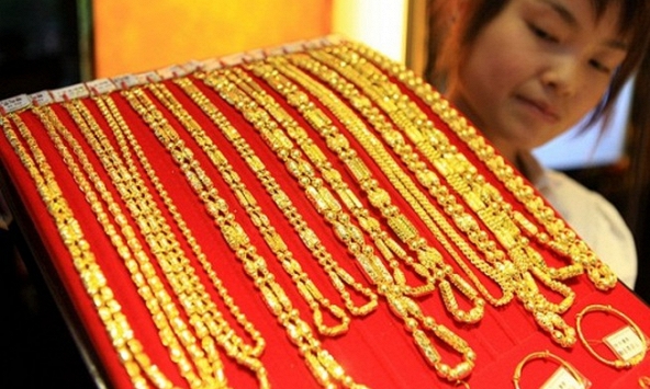 Giá vàng lao dốc khi chứng khoán giảm sâu, đồng USD đi lên