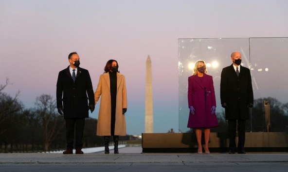 Ông Biden và bà Harris tưởng niệm nạn nhân COVID-19 trước lễ nhậm chức