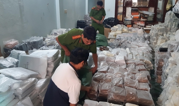Tạm giữ 6.000 sản phẩm thời trang giả các thương hiệu nổi tiếng thế giới tại Đồng Nai