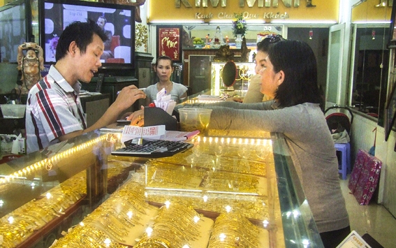 Vàng thế giới bất ngờ vọt lên đỉnh 7 tuần, SJC tăng 120.000 đồng/lượng