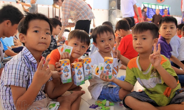 300 phần quà Tết đến với các em nhỏ cơ nhỡ, khó khăn