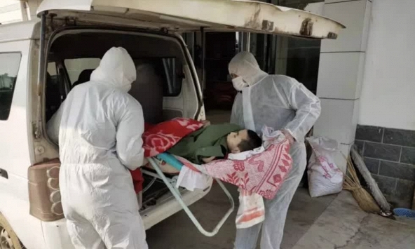 Cậu bé tàn tật Trung Quốc chết oan khi bố bị cách ly do virus corona