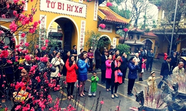 Đồ cúng Mùng 1 Tết cho người đi lễ tại chùa gồm những gì?