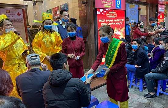 Xếp hàng từ 2 giờ sáng, chịu giá rét mua vàng Thần Tài giữa 'tâm bão' virus Corona