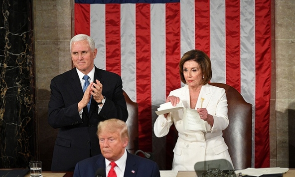 Chủ tịch Hạ viện Nancy Pelosi xé đôi Thông điệp Liên bang ngay cạnh Donald Trump