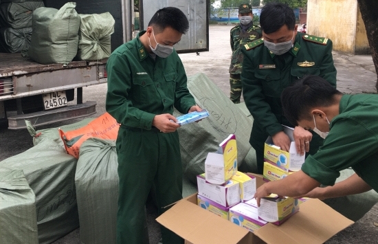 Phát hiện 50.000 khẩu trang y tế không rõ nguồn gốc vận chuyển sang Trung Quốc