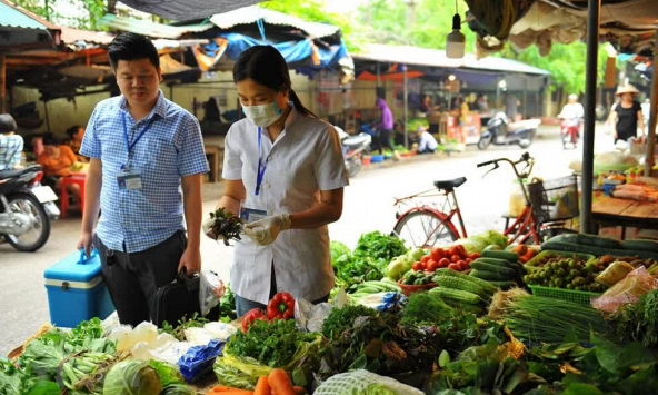 Trái cây, rau xanh mùng 4 Tết tăng giá
