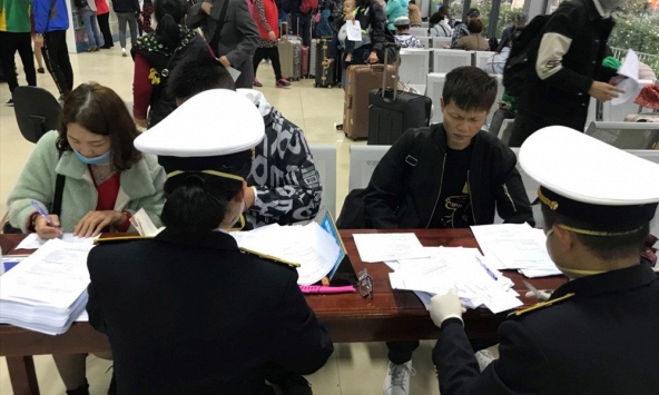 Trung Quốc tạm dừng xuất nhập cảnh khách du lịch qua cửa khẩu Hà Khẩu