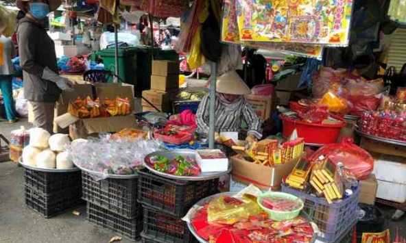 Trái cây, cá lóc nướng đắt khách ngày vía Thần Tài