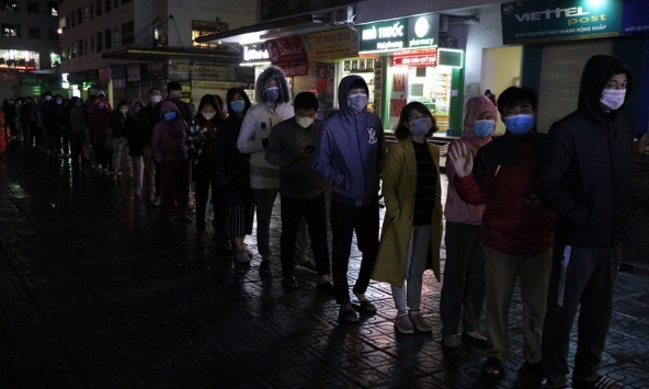 Xếp hàng mua khẩu trang y tế còn hơn mua hàng giảm giá