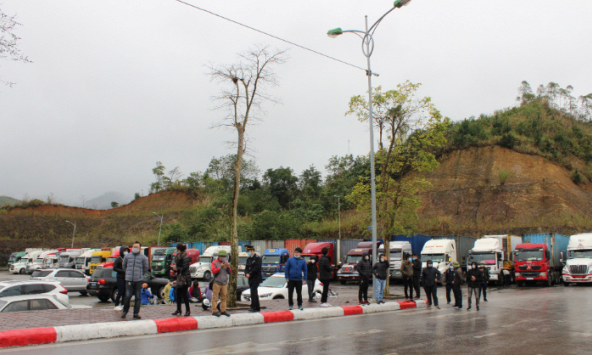 Thông quan cửa khẩu Hữu Nghị để giải cứu nông sản