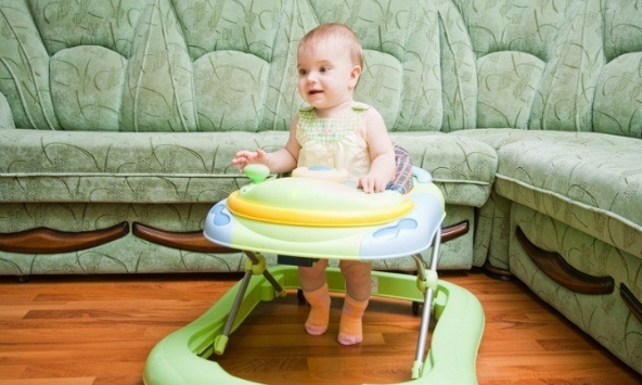  Hiểm họa khôn lường khi mua xe tập đi cho trẻ 