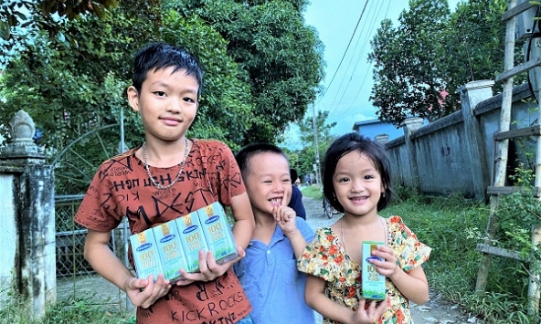 Vinamilk 'Trao cơ hội đi học, cho cơ hội đổi đời' cùng chương trình 'Cặp lá yêu thương'