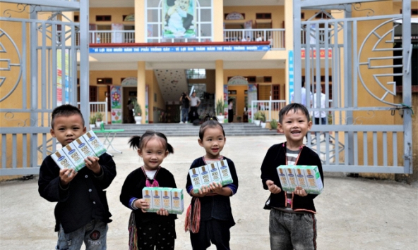 Quỹ sữa Vươn cao Việt Nam và Vinamilk đến với trẻ em khó khăn vùng cao Yên Bái