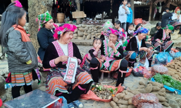 Đặc sắc chợ phiên vùng cao Sin Suối Hồ