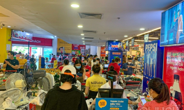 Người dân Hà Nội đổ xô đi mua lương thực trong ngày đầu tiên thực hiện giãn cách xã hội 