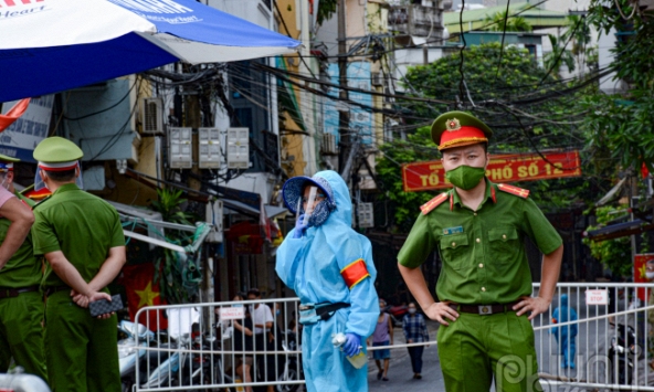 Tiếp tế lương thực tại khu phong toả nóng nhất Hà Nội