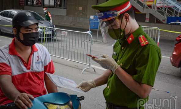 Hà Nội ngày đầu tiên áp dụng mẫu giấy đi đường mới 