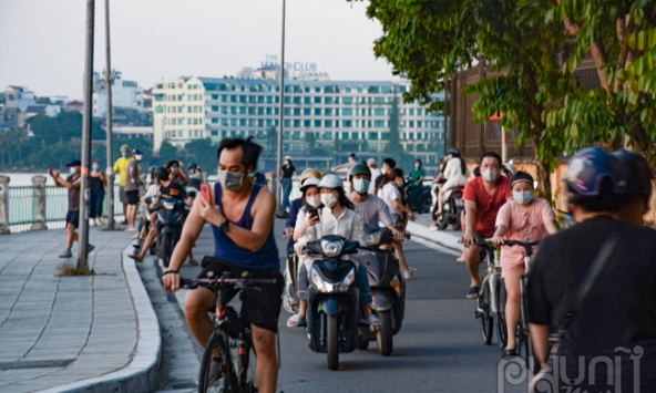 Hà Nội: Người dân đổ ra đường vui chơi nhân hết Chỉ thị 16