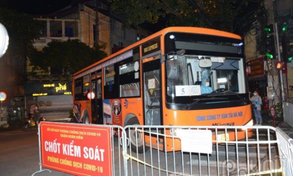 Hơn 100 F1 bệnh viện Việt Đức được đưa đi cách ly trong đêm